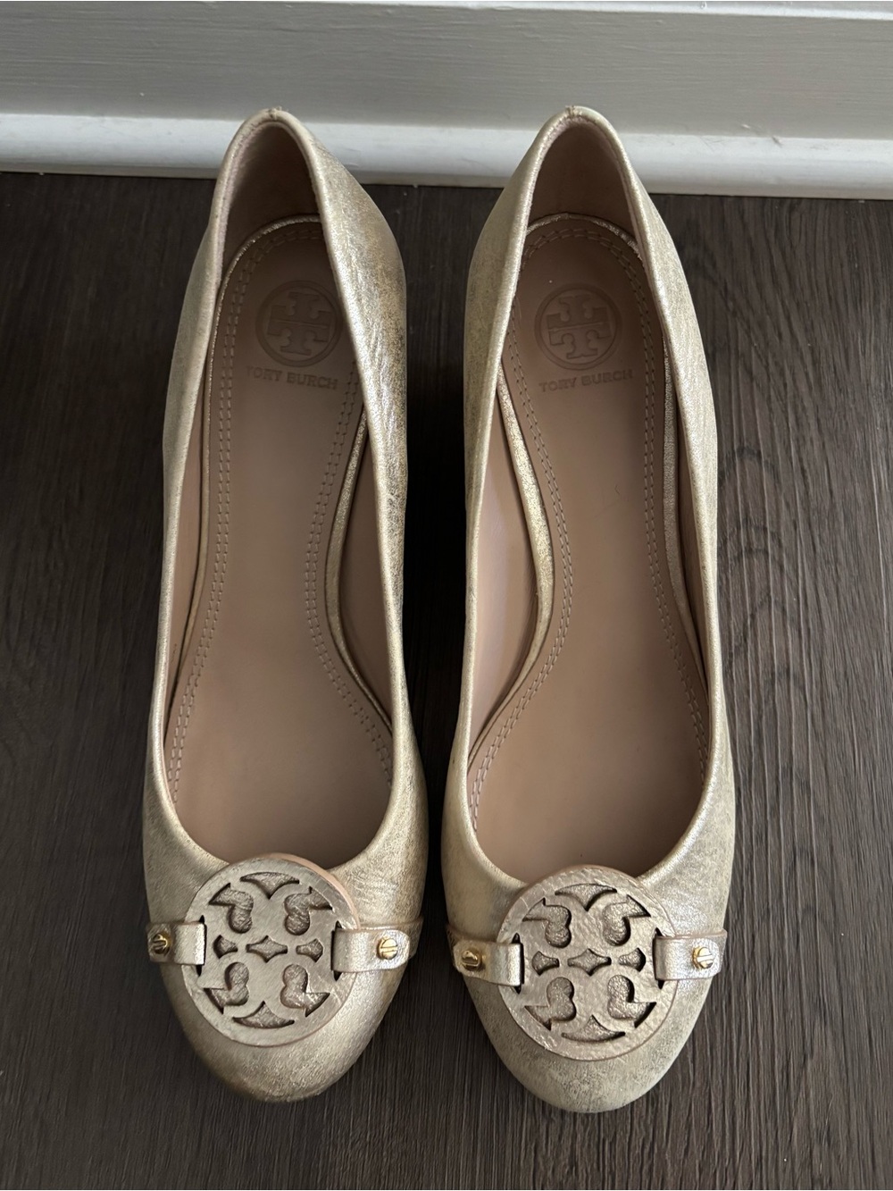 Tory Burch Gold Leather Logo Wedge Sz 9